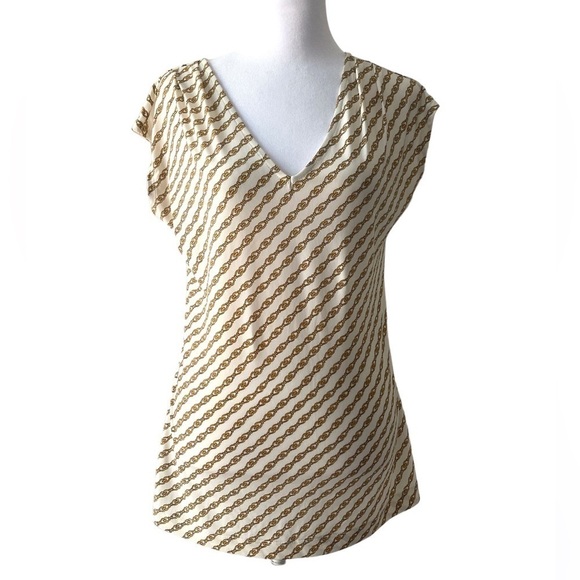 Banana Republic Tops - Banana Republic small top v-neck white short sleeves